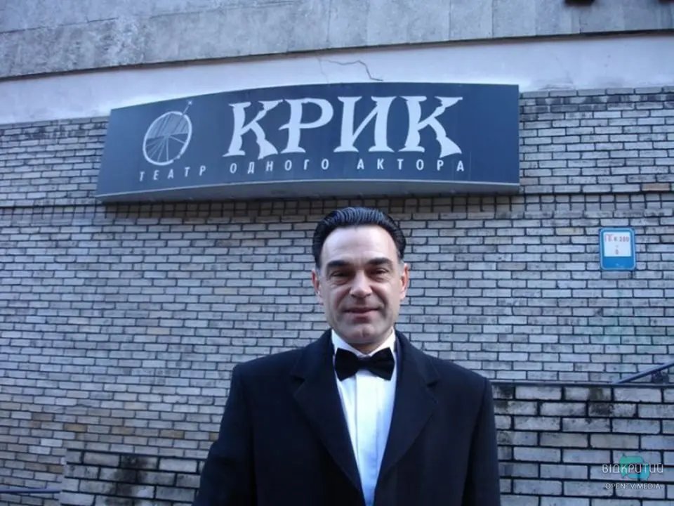Un uomo in smoking si trova davanti al teatro "Krik".