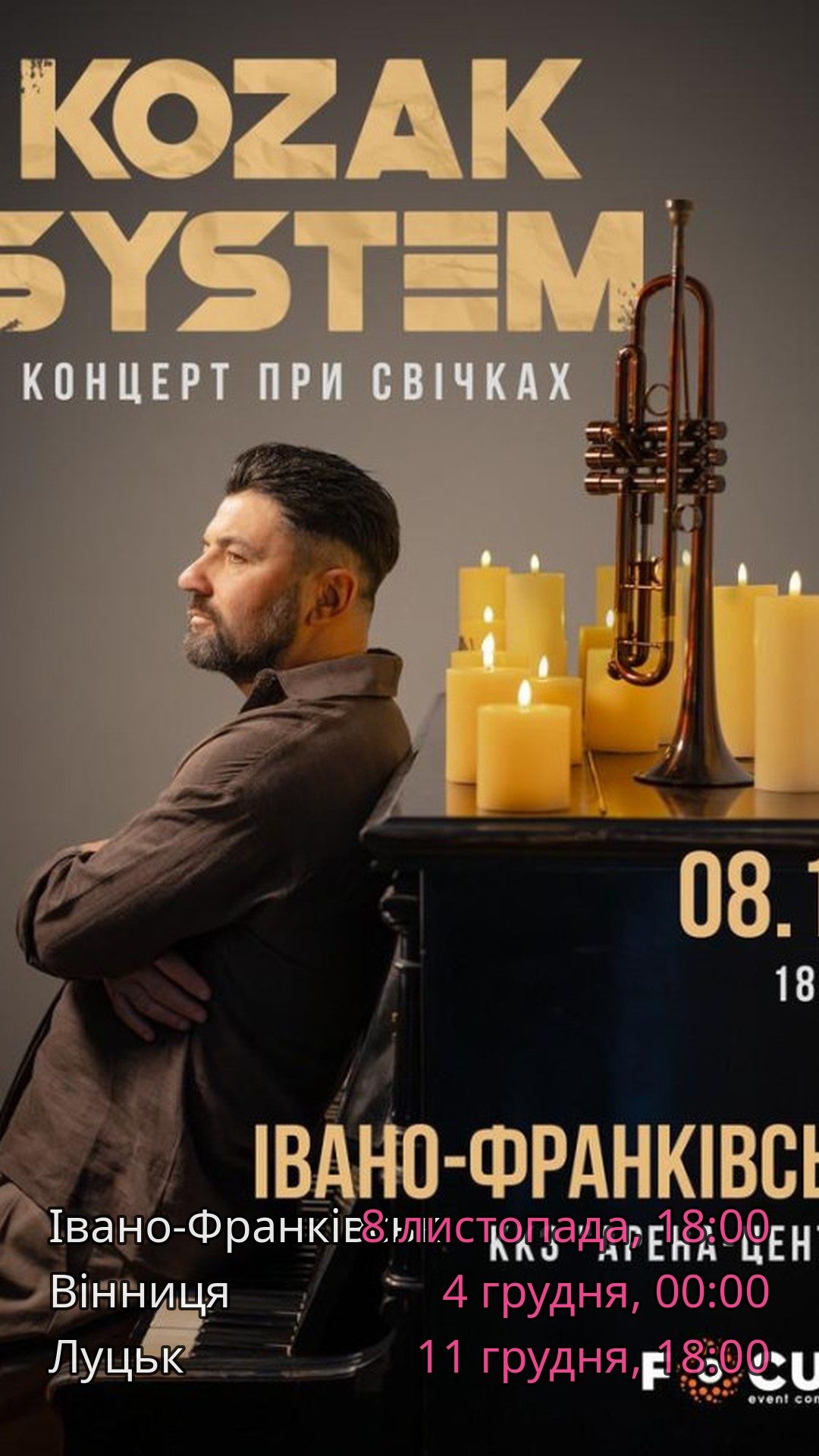 На сцені музикант грає на трубі, оточений свічками.