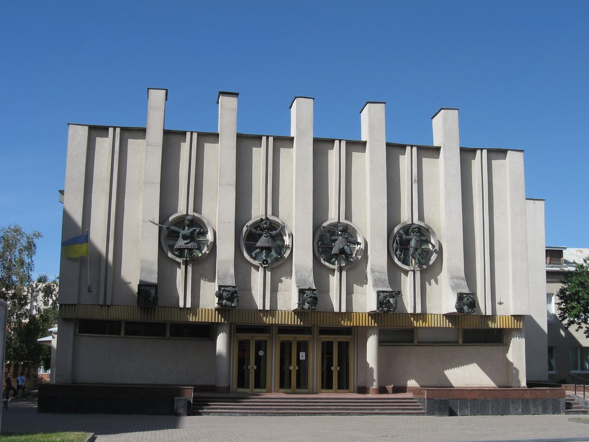 Le Théâtre régional académique de marionnettes de Rivne présente une architecture moderne avec des éléments circulaires