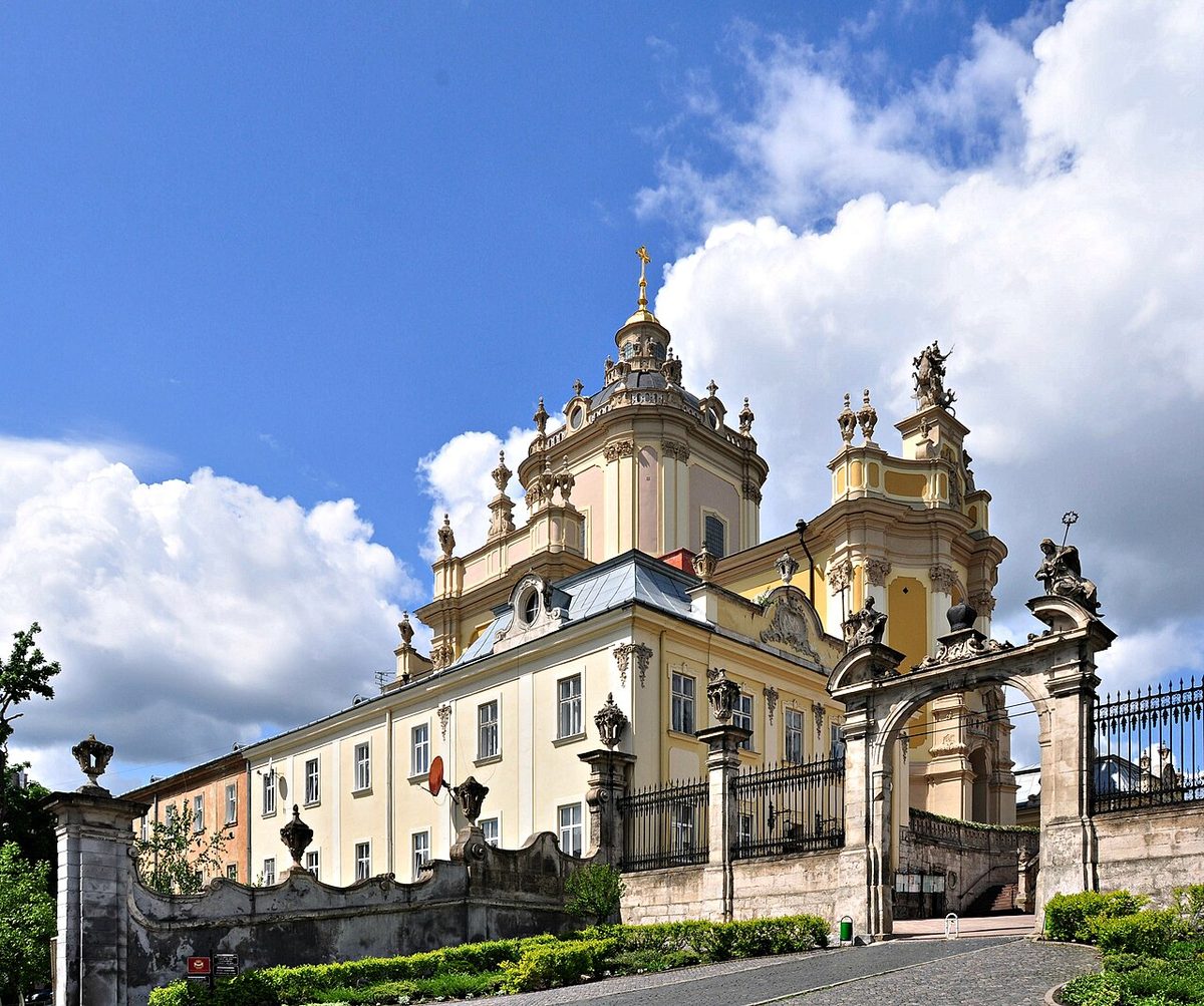 Die Kathedrale St. Georg zeigt eine prächtige barocke Architektur mit kunstvollen Details.