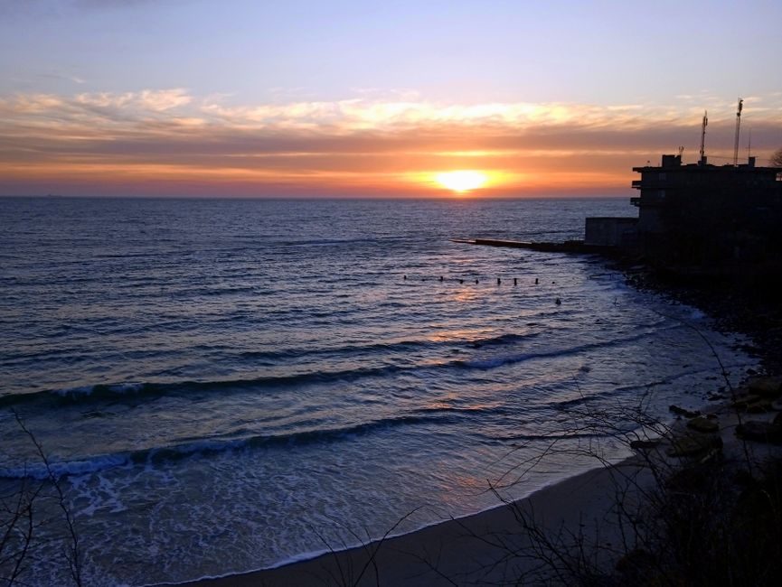 L'horizon montre un coucher de soleil sur la mer.