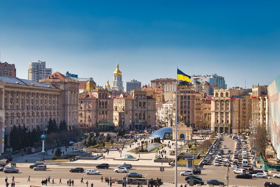 La place de l'Indépendance présente le drapeau ukrainien et l'architecture de Kiev.