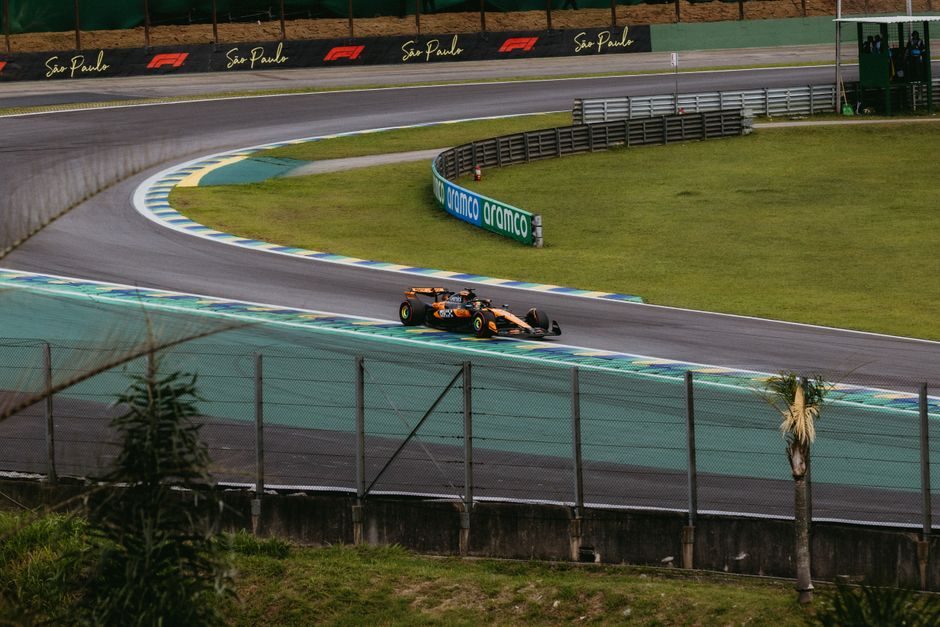 Ein Formel-1-Auto fährt eine Kurve auf der Rennstrecke während eines Rennens.