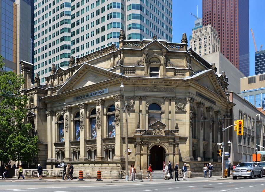 L'immagine mostra un edificio storico con elementi architettonici nel centro della città.