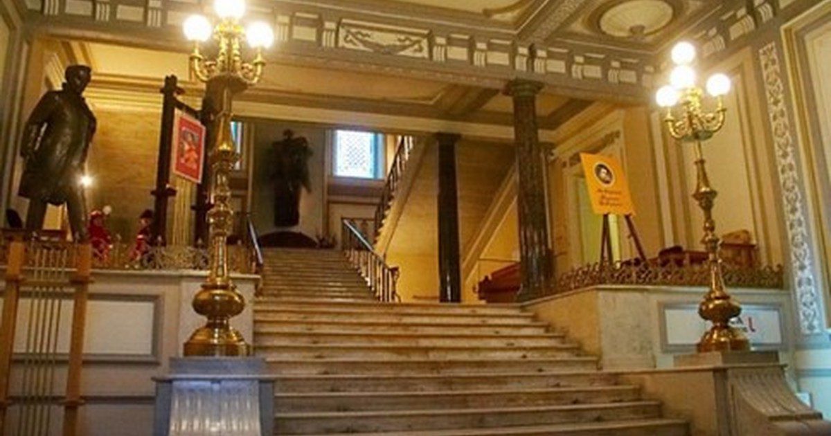 Das Museum verfügt über Marmortreppen und elegante Lichtinstallationen.