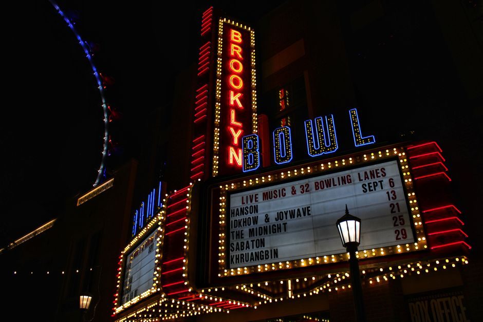 L'enseigne affiche le nom du lieu Brooklyn Bowl avec des lumières au néon brillantes.
