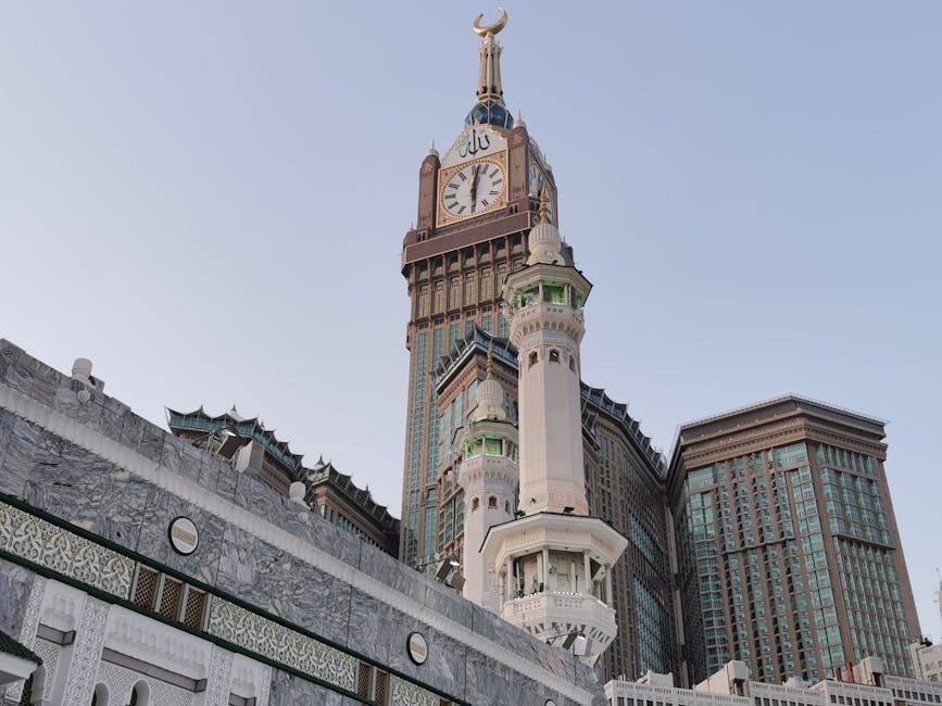 La imagen muestra una torre del reloj y una mezquita en La Meca.