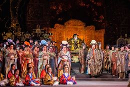 Des acteurs en costumes élaborés se produisent sur scène lors d'une opera.