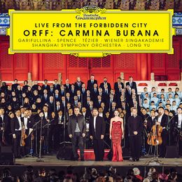 Un grande coro e un'orchestra si esibiscono durante la presentazione di 'Carmina Burana'.