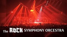 Das Orchester tritt auf der Bühne mit lebhaften Lichteffekten auf.