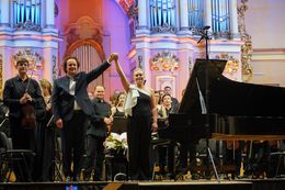 Darsteller feiern das Saisonfinale auf der Bühne der Lwiw Nationalphilharmonie.