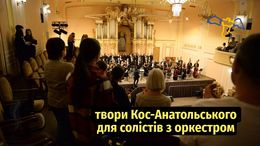 Un'orchestra esegue opere di Kos-Anatolsky con solisti sul palco.