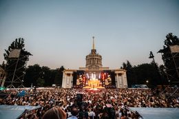 I musicisti si esibiscono sul palco di fronte a una grande folla di spettatori.