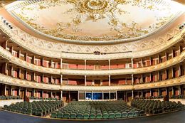 Das Theaterinnere verfügt über mehrstufige Balkone und grüne Sitze.