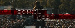 Un artista si esibisce sul palco di fronte a una grande folla al festival.