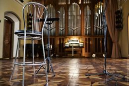 Der Kammer- und Orgelmusiksaal zeigt einen Stuhl und Mikrofone vor einer Orgel.