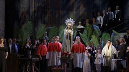 Attori si esibiscono sul palco in costumi, rappresentando una scena dell'opera.