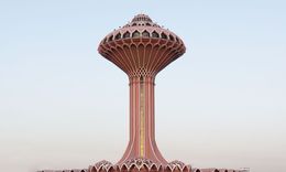 Una torre con un tetto a forma di fungo è visibile in Arabia Saudita.