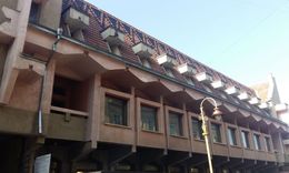 La imagen muestra una arquitectura moderna con balcones distintivos.
