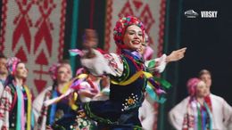 Un'artista danza sul palco in abiti tradizionali ucraini.
