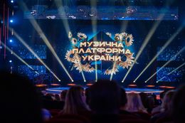 Die Bühne zeigt den Text "Musikalische Plattform der Ukraine" mit lebhaften Lichteffekten.