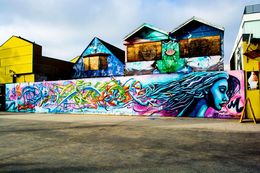 Nutzen Sie die I'M IN-Funktion für eine sofortige Ansicht der nächstgelegenen Straßeninspirationen und Kunstinstallationen während Ihres Besuchs im Kunstviertel Melrose in Los Angeles, wo jeder Schritt neue Werke enthüllt