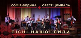 Un gruppo musicale si esibisce sul palco con cantanti e strumentisti.