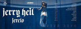Una mujer con un vestido azul baila en el escenario con iluminación dramática.