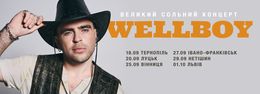 Ein Mann mit einem Hut scheint ein Künstler bei einem Konzert zu sein.