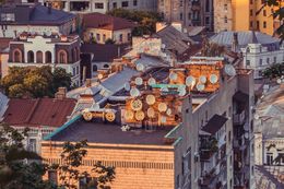 На даху будівлі видно багато супутникових антен.
