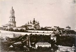 На фотографії зображено Київський Печерський монастир з його величними куполами та дзвіницею.