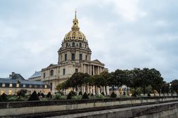 Visita la "Grand Opera" a Parigi, dove si svolgono le rappresentazioni del balletto "La Fille mal gardée", e utilizza la funzione I'M IN per ricevere raccomandazioni personalizzate sui caffè e ristoranti nelle vicinanze. — Гранд Опера, Париж