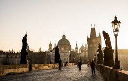 Erkunden Sie die magischen Straßen von Prag, Tschechische Republik, mit der I'M IN-Funktion, die es Ihnen ermöglicht, ein lebendiges Fotoalbum mit einer Karte aller ikonischen Standorte und Fassaden zu erstellen, die Sie während Ihres Spaziergangs entdecken, teilen — Прага, Чехія